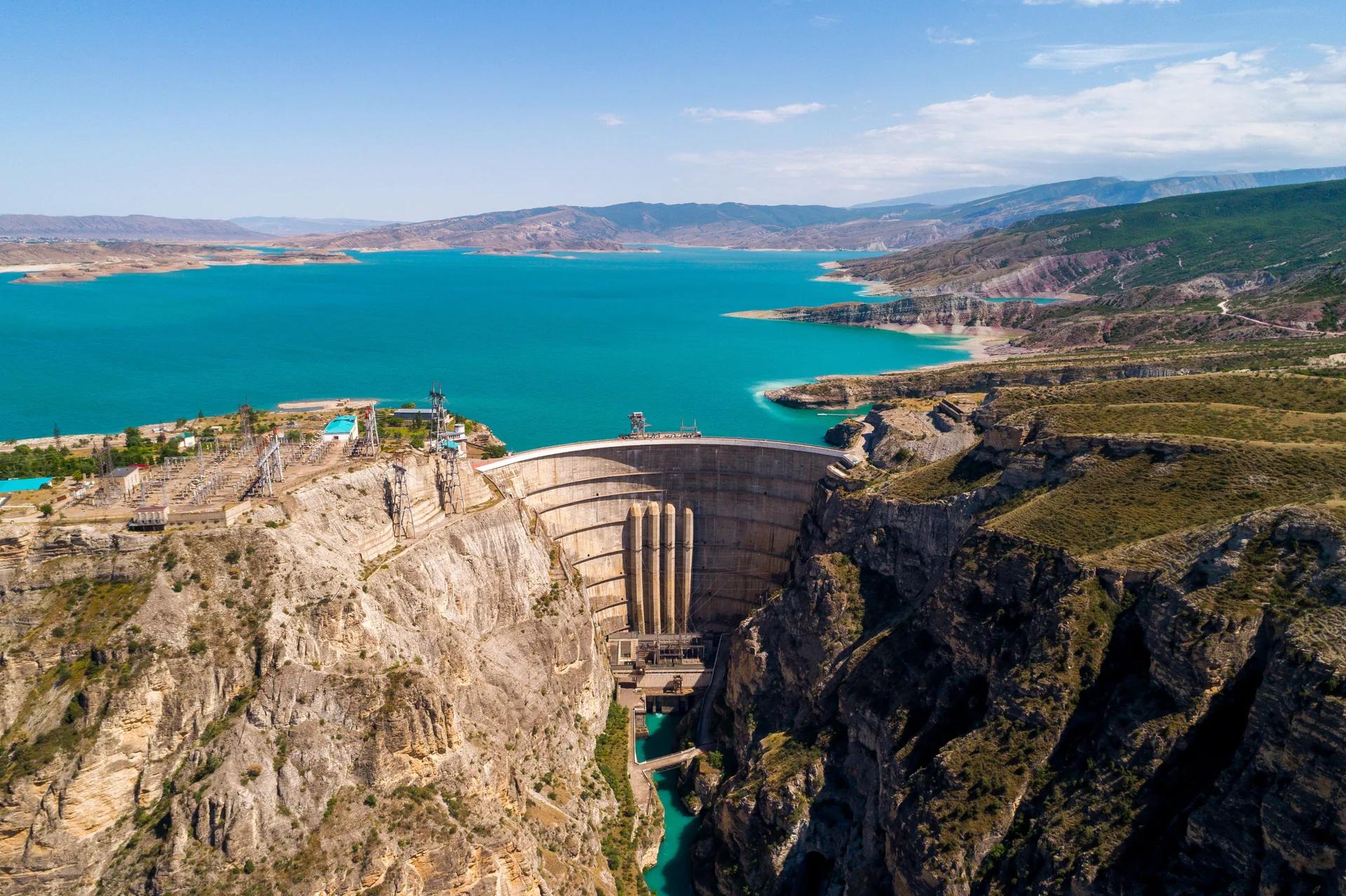 Чиркейское водохранилище и арочная плотина Чиркейской ГЭС