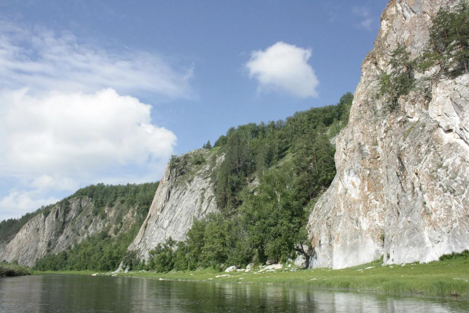 Река Белая со скалистыми берегами в Башкортостане