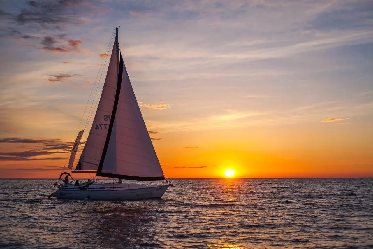 ⛵ 3-часовая прогулка на яхте в Сочи: расширенный маршрут до мыса Уч-Дере