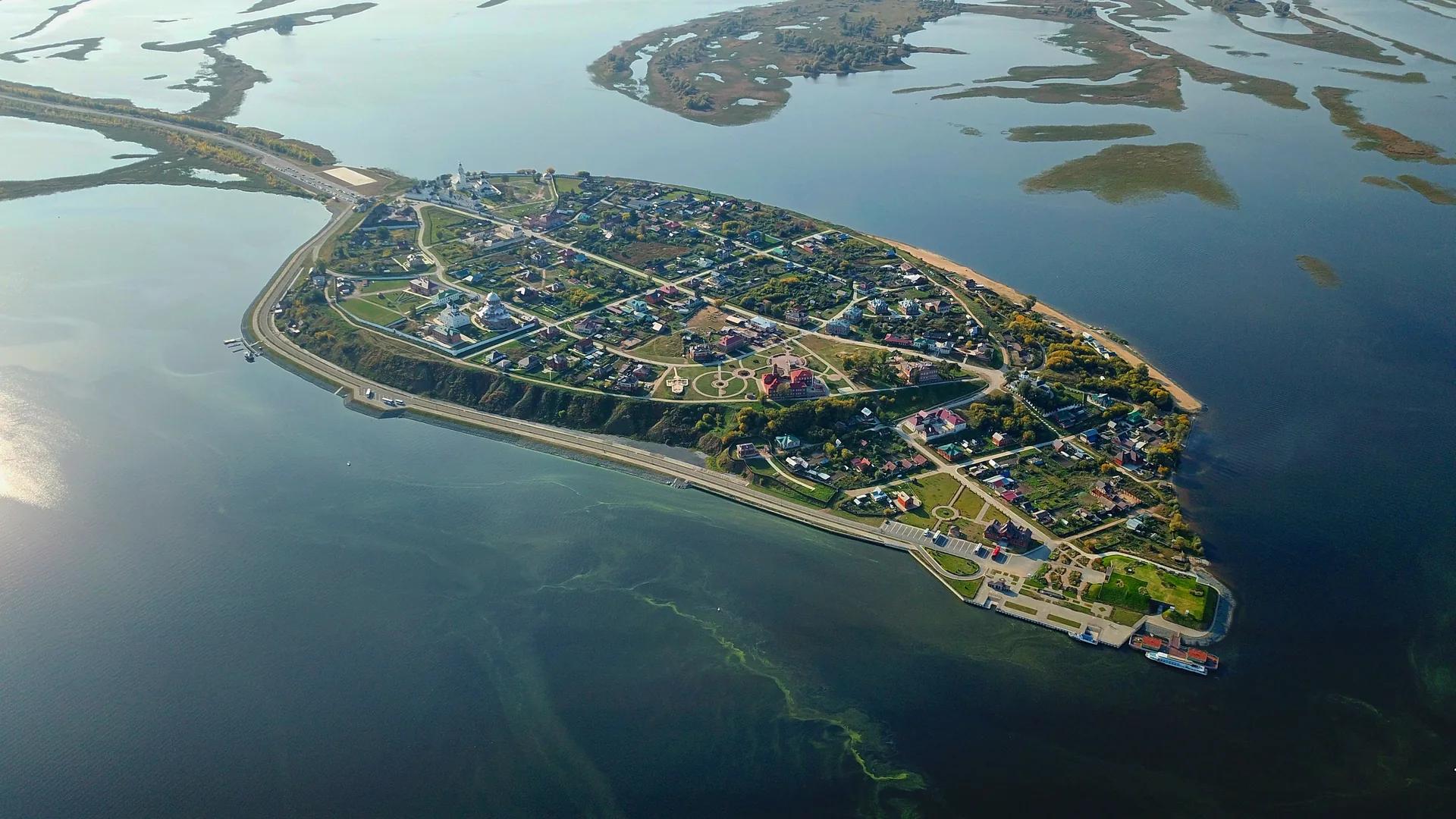 Панорама Свияжска с храмами на берегу водохранилища