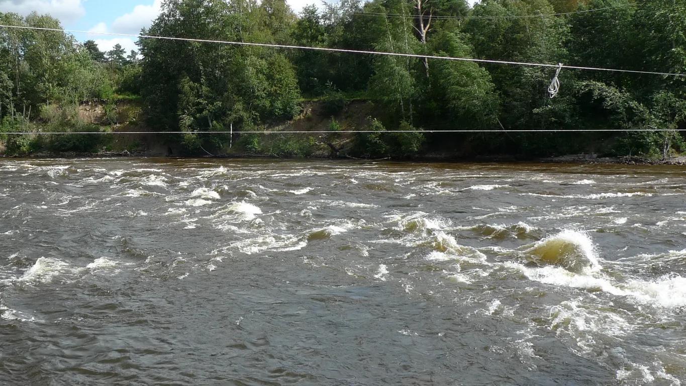 Лосевские пороги на Вуоксе — вид на бурную воду с берега